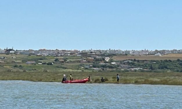 Rescatan a dos menores atrapados en las marismas del Tinto