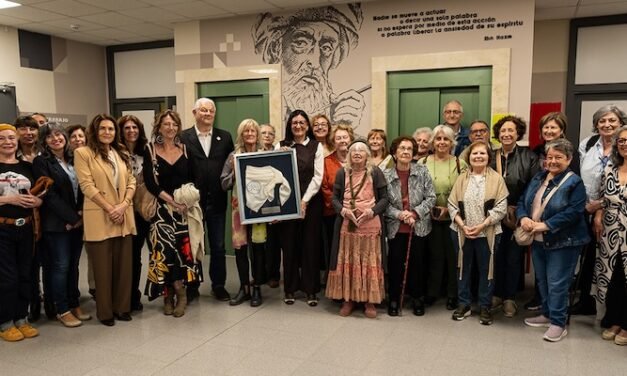 La UHU recibe el pañuelo de una abuela de la Plaza de Mayo de Buenos Aires