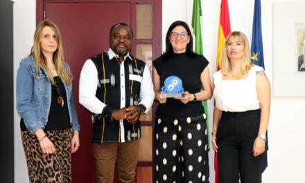 Fecons reconoce a la rectora María Antonia Peña por su defensa de la igualdad