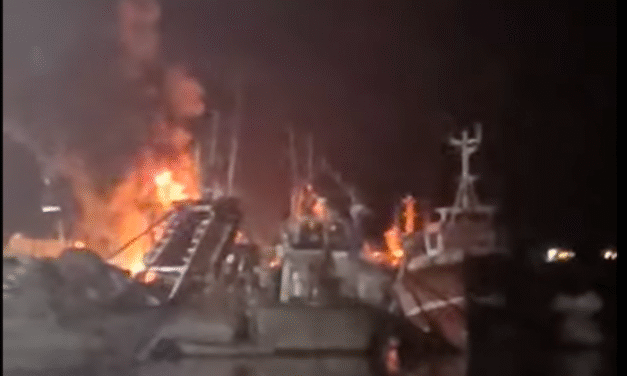 Un incendio se extiende a varias embarcaciones en el Puerto de Isla Cristina