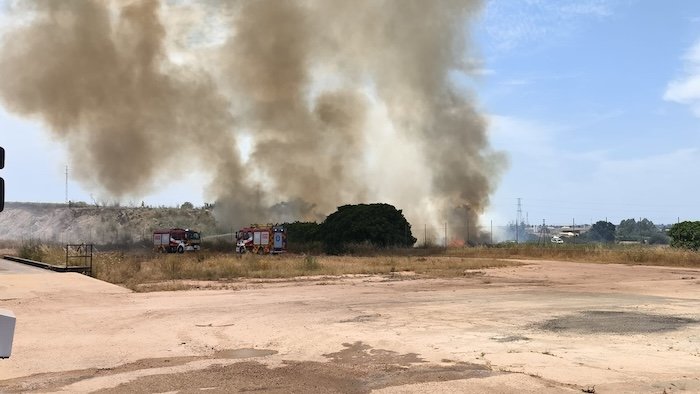 Un incendio calcina dos hectáreas de terrenos cercanos a una zona logística de Gibraleón