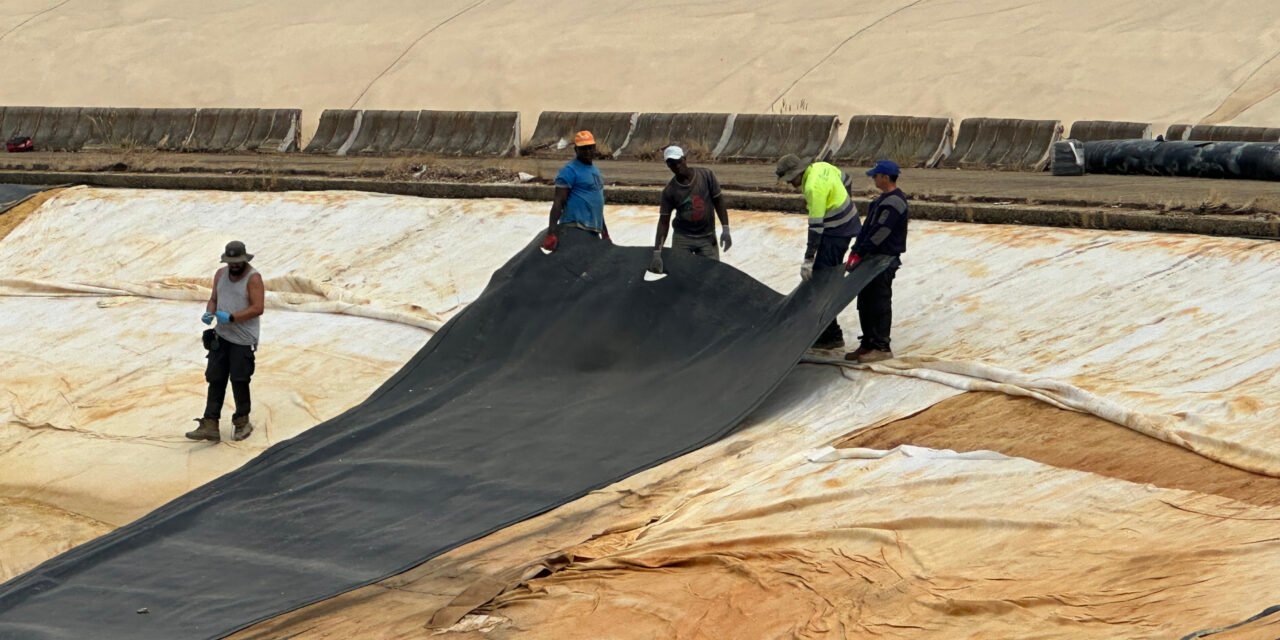 La CR Palos renueva la lámina de una balsa de riego