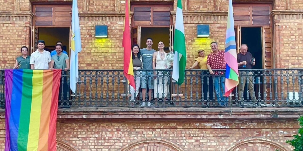 La bandera del Orgullo ondea para siempre en el Ayuntamiento de Nerva