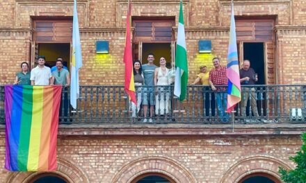 La bandera del Orgullo ondea para siempre en el Ayuntamiento de Nerva