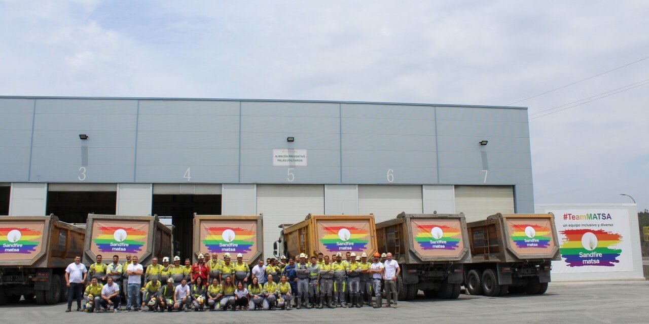 Los camiones de Sandfire Matsa lucen la bandera del Orgullo