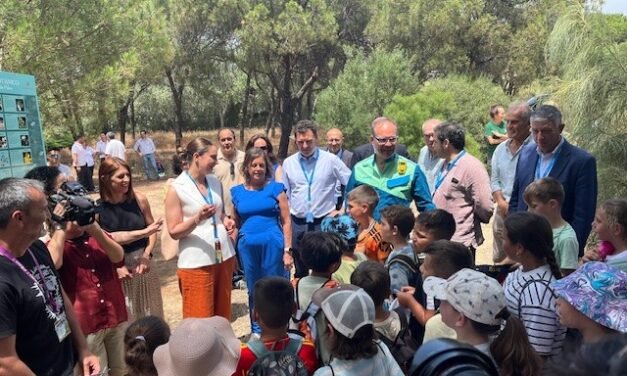 Catalina García conoce los avances en innovación ambiental de Moeve en el Parque Energético La Rábida