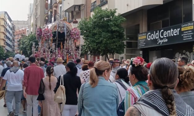 Emigrantes parte hacia El Rocío con la comitiva «más multitudinaria» de su historia