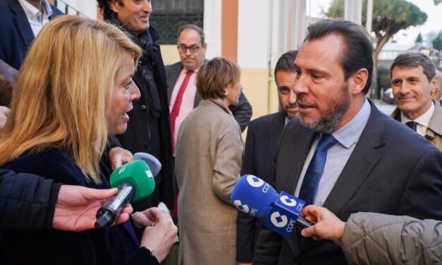 La alcaldesa reta a Puente a venir a Huelva a dar «plazos y presupuestos» para el AVE