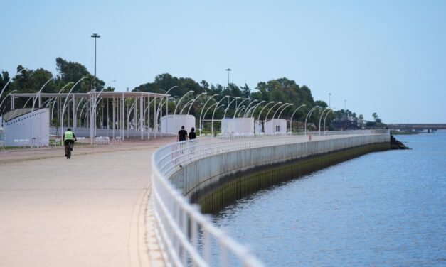Declarado un incendio en las pasarelas de madera del Paseo de la Ría