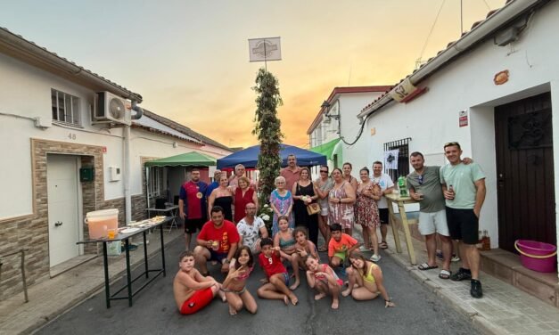 El Campillo celebra la noche de San Juan con sus tradicionales pirulitos