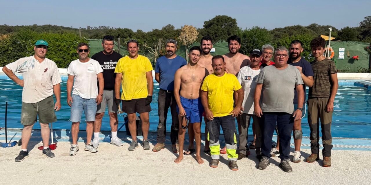 Ayuntamiento y vecinos se unen para reparar la piscina municipal de Higuera de la Sierra