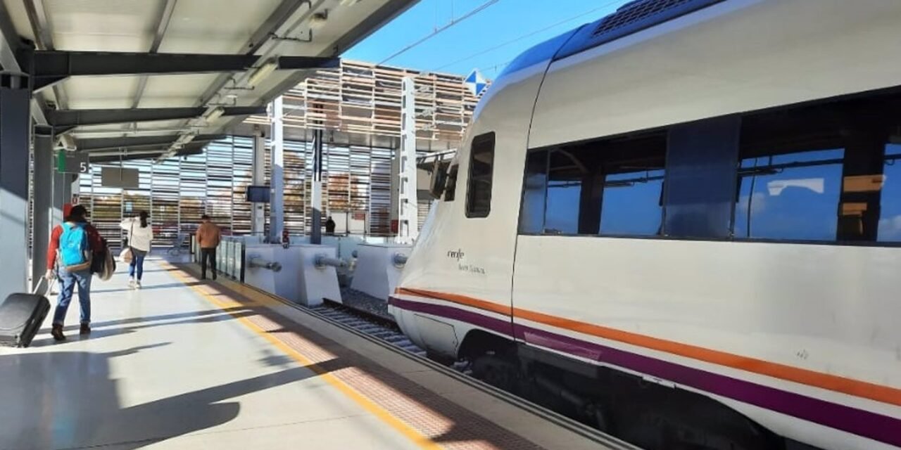 Dos nuevos trenes sufren retrasos en la línea Huelva-Sevilla