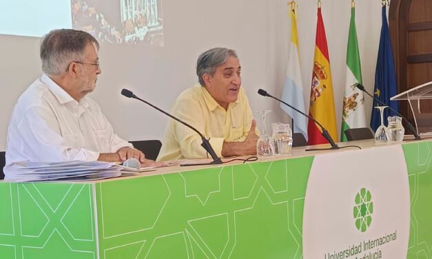 José Luis Corral defiende la catedral gótica como «un microcosmos donde el tiempo se detiene»