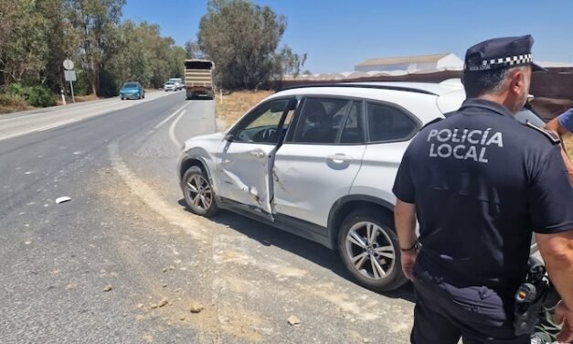 Herida de una mujer de 49 años tras chocar con un camión en Almonte