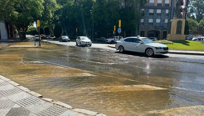 Riada de agua por una fuga en pleno centro de Huelva