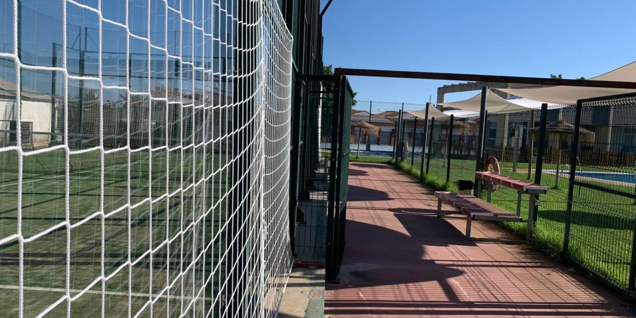 Berrocal protege su fauna con una red anticolisión de aves en la pista de pádel