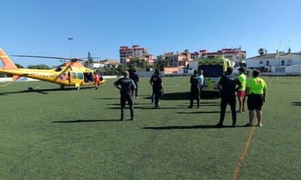 Evacúan en helicóptero a un joven tras ser sepultado por un corrimiento de tierras en Matalascañas