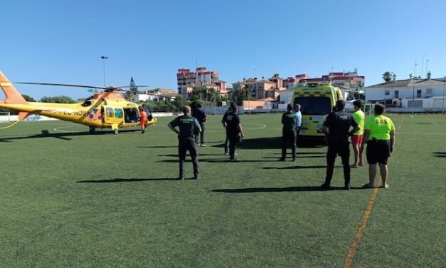 Evacúan en helicóptero a un joven tras ser sepultado por un corrimiento de tierras en Matalascañas
