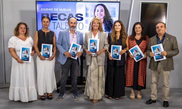 Ayuntamiento y UHU premian el talento onubense con las Becas Cuidad de Huelva