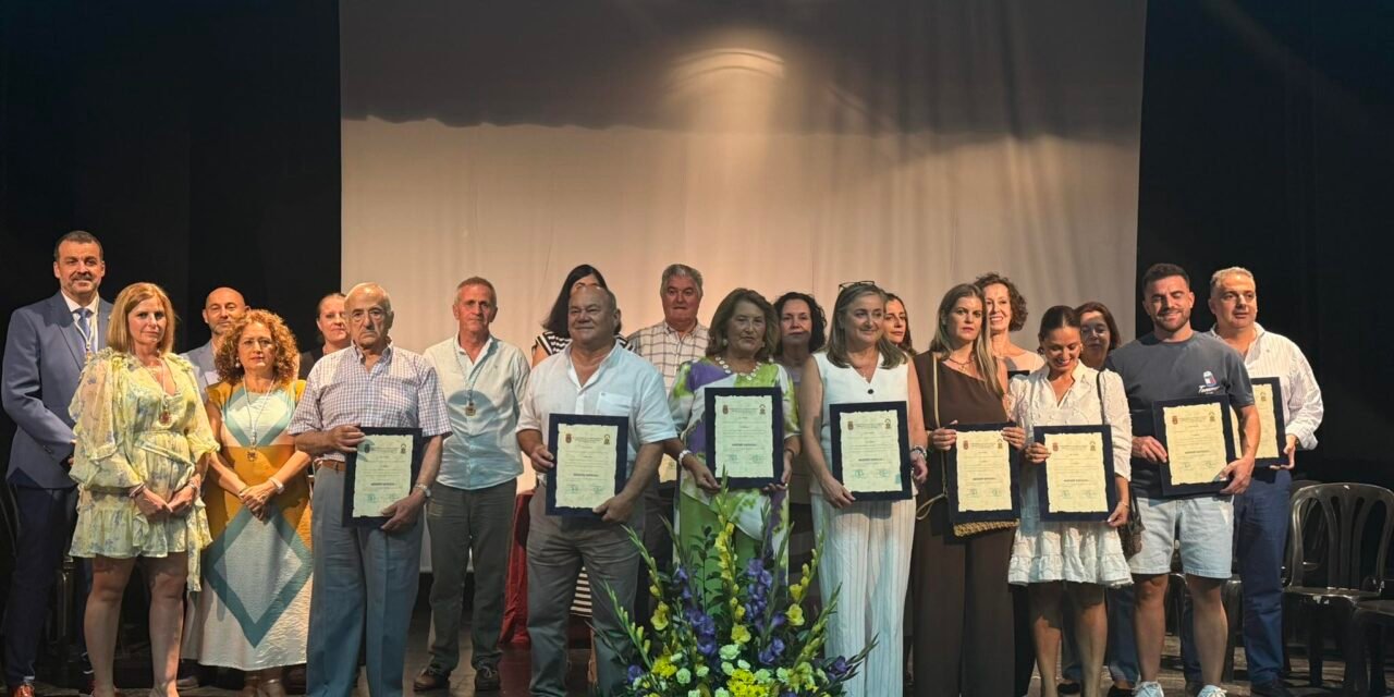 El Campillo rinde homenaje a sus empresas locales y a la Escuela de Fútbol ‘Fermín López Marín’