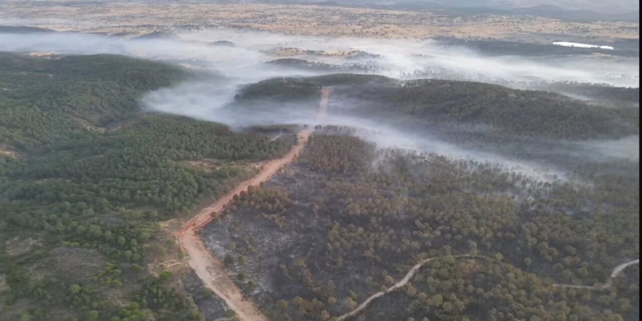 El Infoca logra cerrar el perímetro del incendio de Aroche