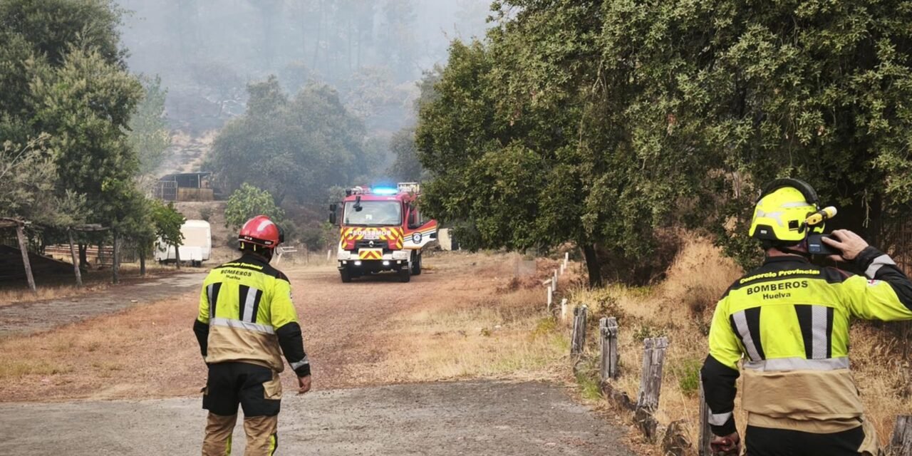 Un incendio obliga al desalojo de las aldeas de Los Romeros y El Quejigo