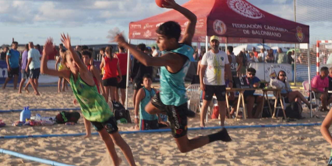 Izan Márquez disputa su primer Campeonato de España de balonmano playa