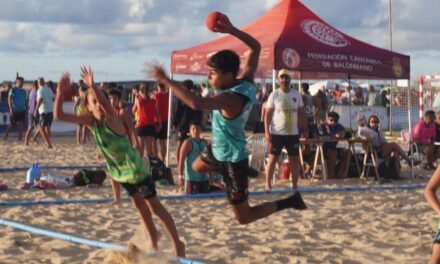 Izan Márquez disputa su primer Campeonato de España de balonmano playa