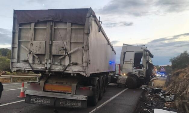 Herido el conductor de un camión en un accidente en Zalamea