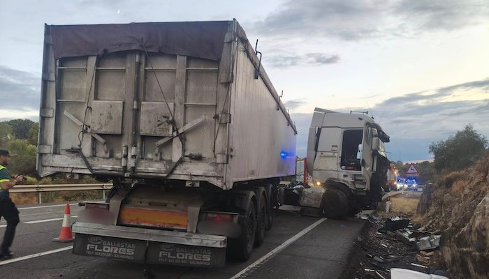 Herido el conductor de un camión en un accidente en Zalamea