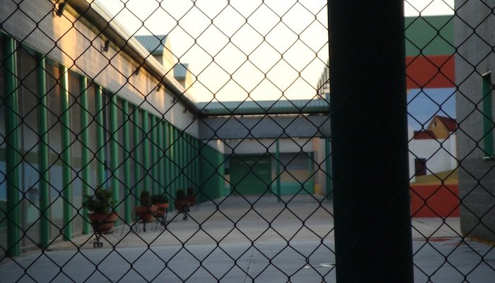 Un preso agrede a tres funcionarios de la prisión de Huelva y envía a uno al hospital