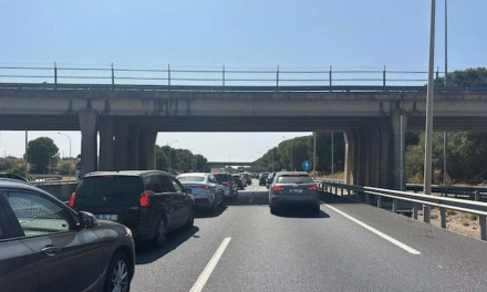 Más de 10 kilómetros de retenciones en la A-49 por el incendio de la mediana a la altura de Villalba