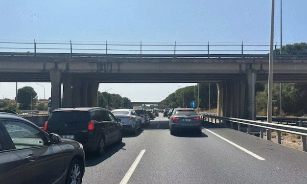 Más de 10 kilómetros de retenciones en la A-49 por el incendio de la mediana a la altura de Villalba