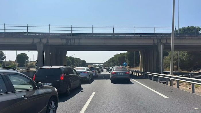 Más de 10 kilómetros de retenciones en la A-49 por el incendio de la mediana a la altura de Villalba