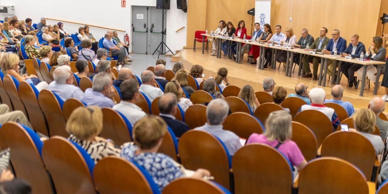 El Ayuntamiento reúne a los vecinos, mayores y mujeres para «construir juntos el futuro de la ciudad»