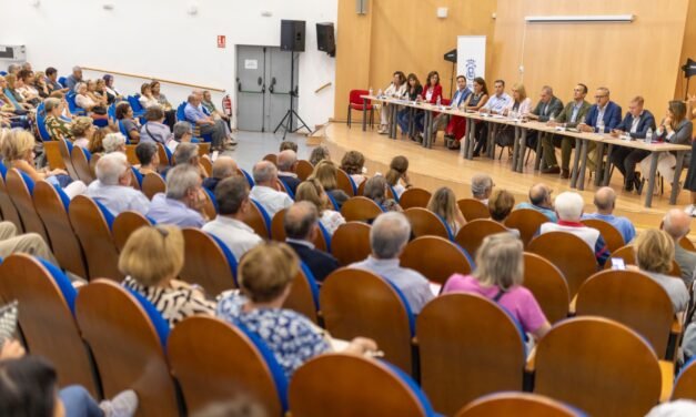 El Ayuntamiento reúne a los vecinos, mayores y mujeres para «construir juntos el futuro de la ciudad»