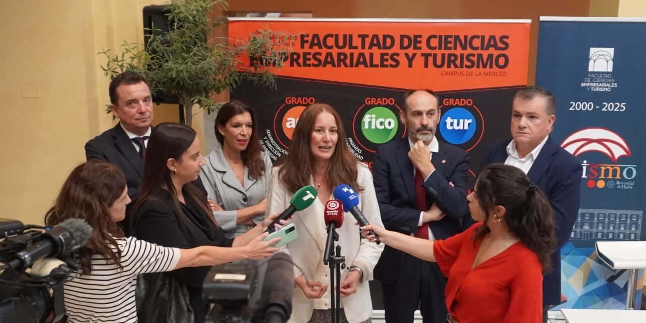 Premio a los estudiantes mas destacados de Empresariales y Turismo