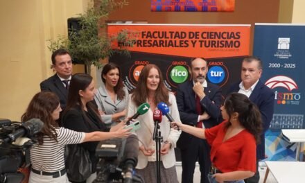 Premio a los estudiantes mas destacados de Empresariales y Turismo