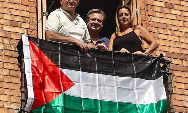 La bandera de Palestina ondea en la fachada del Ayuntamiento de Nerva