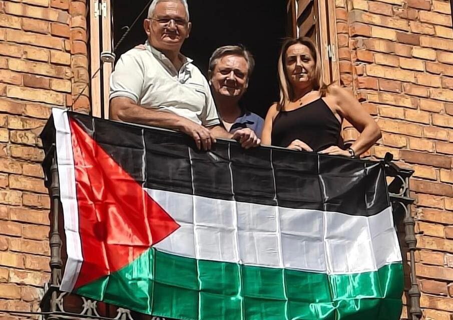 La bandera de Palestina ondea en la fachada del Ayuntamiento de Nerva