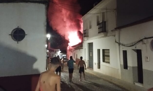 Un incendio destruye por completo una vivienda en Calañas