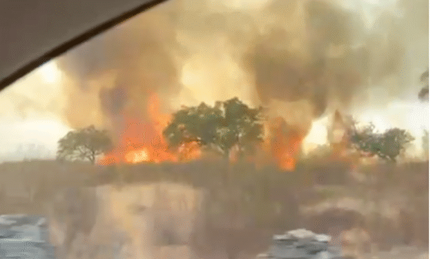 Un incendio en Calañas moviliza decenas de efectivos y seis medios aéreos para luchar contra las llamas