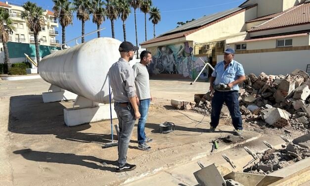 Retiran un antiguo depósito de gasóleo de un colegio en San Juan