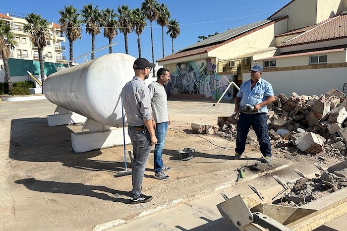 Retiran un antiguo depósito de gasóleo de un colegio en San Juan