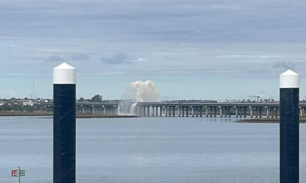La rotura de una tubería del Puente Sifón provoca una gran columna de agua