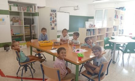 Los escolares de Berrocal producen velas aromáticas a beneficio de AFA El Campillo