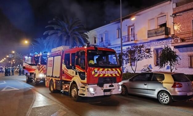 Desalojan a 15 personas de un piso en llamas en Almonte