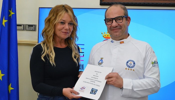 Juan Bautista Gil intentará otro récord Guinness de cortar jamón el 6 de mayo en San Juan