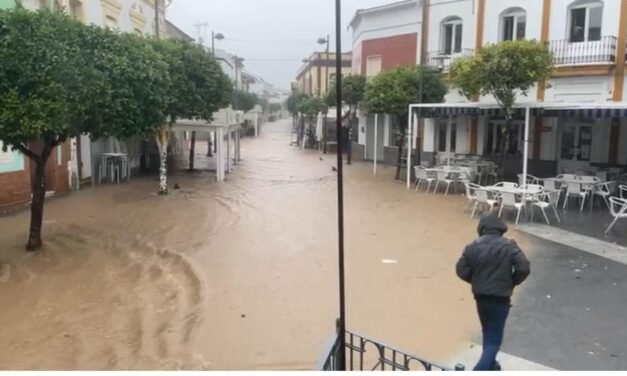 Inundaciones en Nerva tras el desbordamiento en el Barranco Santa María