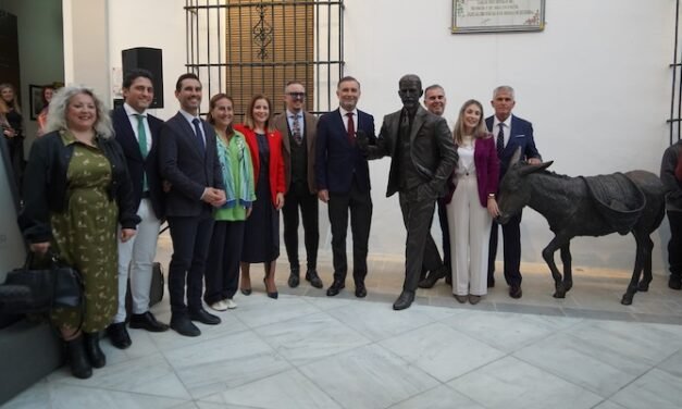 Juan Ramón y Platero protagonizan el nuevo conjunto escultórico de Moguer